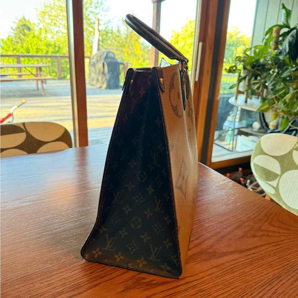 Louis Vuitton GM Monogram On The Go Tote Bag - Picture 3 of 16